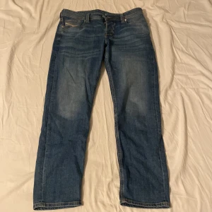 Diesel jeans 33/32 - Diesel larkee beex strl. 33/32 Sparsamt använda jeans i tapered passform. Pris kan diskuteras vid snabb affär.