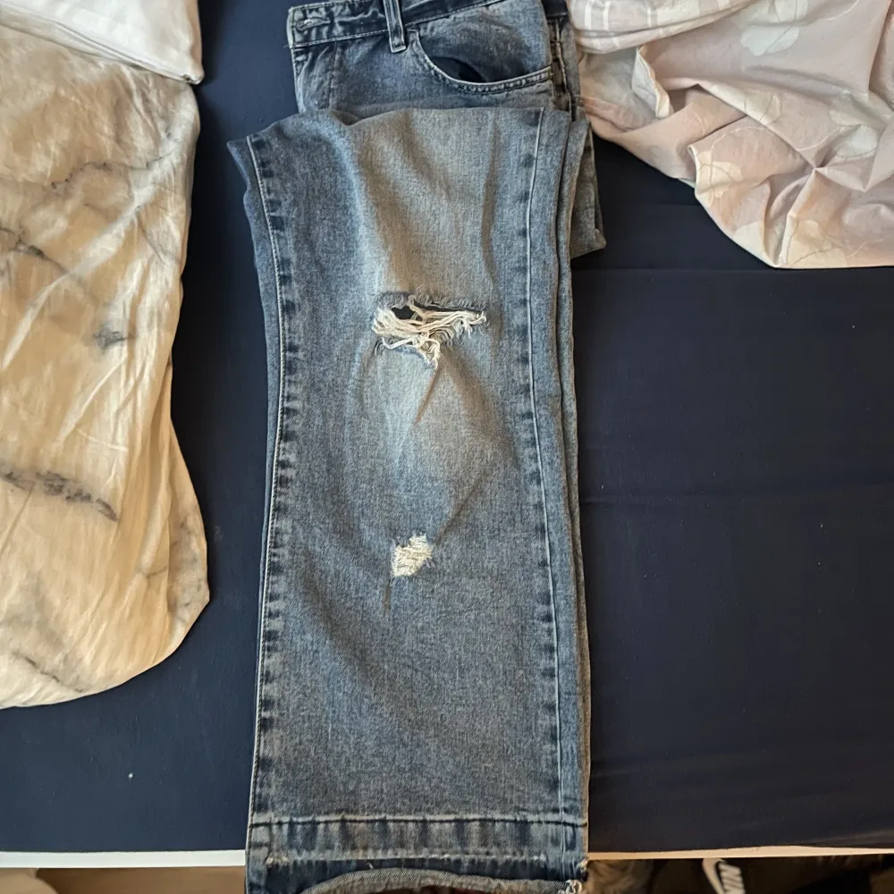 Dessa är ett par vintage low rise jeans. Använda ett par gånger men fortfarande i väldigt bra skick. Går ej att köpa i ordinarie butik längre. Köpta för 600. Pris kan diskuteras vid snabba köp. Jeans & Byxor.