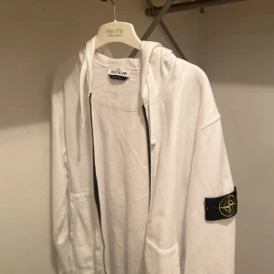 Stone island Tröja - Skick 9/10 Sparsamt använd Har ingen kvitto fick den i present köpt ifrån farfetch  Ni kan alltid kontakta mig om ni vill ha mer bilder Inga flaws eller hål helt felfri   Kan alltid gå ner i pris vid snabbaffär :)  REA just nu endast för 1500