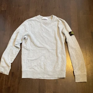 Stone island - Grå stone island collage tröja. Storlek S. Nypris 2200kr. Väldigt bra skick, knappt använd.