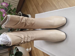 Stövlar  - Cremefargat stövlar med dragkedja. Nya, aldrig använt Läder. Storlek 36.