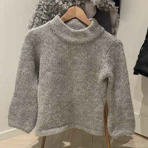 Tjocktröja grå - En jättefin tjocktröja i ull blandannat, tyvärr ej använd eftersom jag ej kan ha ull och hoppas på att tröjan kommer vara till användning av någon annan 💞💞