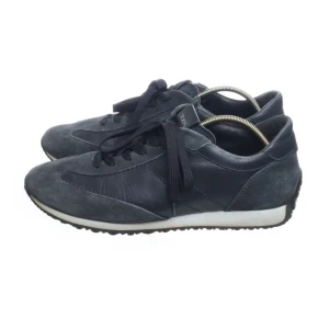 Tod’s sneakers  - Mörkblå sneakers ifrån märket Tod’s, väl omehändertagna.