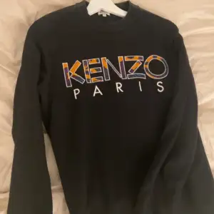 Säljer min sambos Kenzo tröja alltså en herr modell. Använd ett fåtal gånger så inga skavanker eller liknande.  Storlek XS/S. 