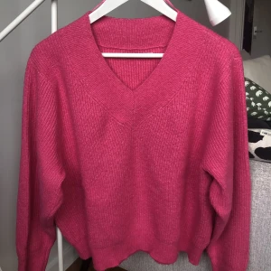 Stickad tröja - Mysig stickad tröja från Only i stl M. Något oversize på mig som normalt har S/M