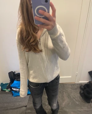 Stickad zip hoodie - Nu säljer jag min jättefina stickade zip hoodie. Nästan aldrig använd då jag tycker den satt konstigt på mig också därför jag säljer. Skriv om ni vill köpa❤️pris kan diskuteras 