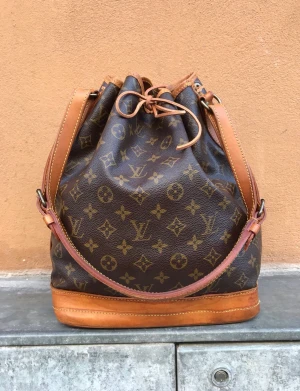 Louis Vuitton Noe GM -  Säljer denna superfina Louis Vuitton Noe GM (stor modell). Väskan är i fint vintage-skick och insidan är också väldigt fin. Lädret har fått den där klassiska honungsfärgen. Äkthet garanteras vilket syns tydligt på detaljer och jag har även date code!