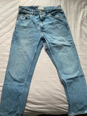 Blåa jeans  - Säljer nu mina jeans ifrån pull&bear. Jeansen är endast använda ett fåtal gånger och har inga defekter.  Tveka inte att höra av dig vid funderingar!