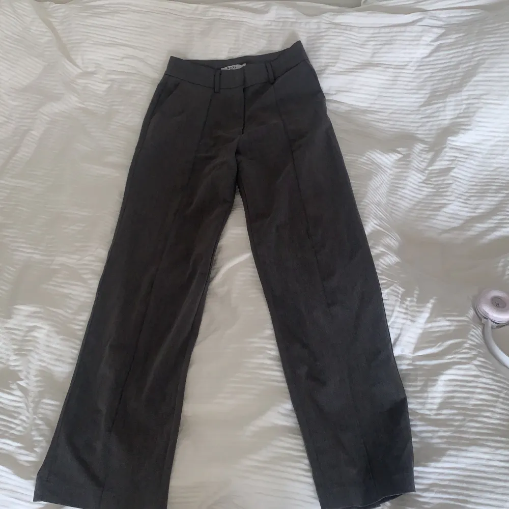Snygga kostymbyxor från NAKD med liten slit längst ner. Mycket bra skick, inseam 75 cm. Jeans & Byxor.