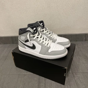 Jordan 1 mid light smoke grey Anthracite - Väldigt sparsamt använda jordans! Säljer för att de inte används. Nästan som nya!! Köpta från soleplus för 2999kr. Box tillkommer.