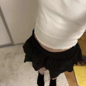 Svart volangkjol från shein - En jättegullig svart volang kjol från shein. Använd 1 gång men jätte bra skick. Storlek xxs men passar xs också💞Köparen står för frakt.