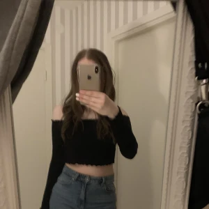 Svart topp  - Off shoulder tröja från bikbok i storlek l men skulle mer säga att den sitter som en m