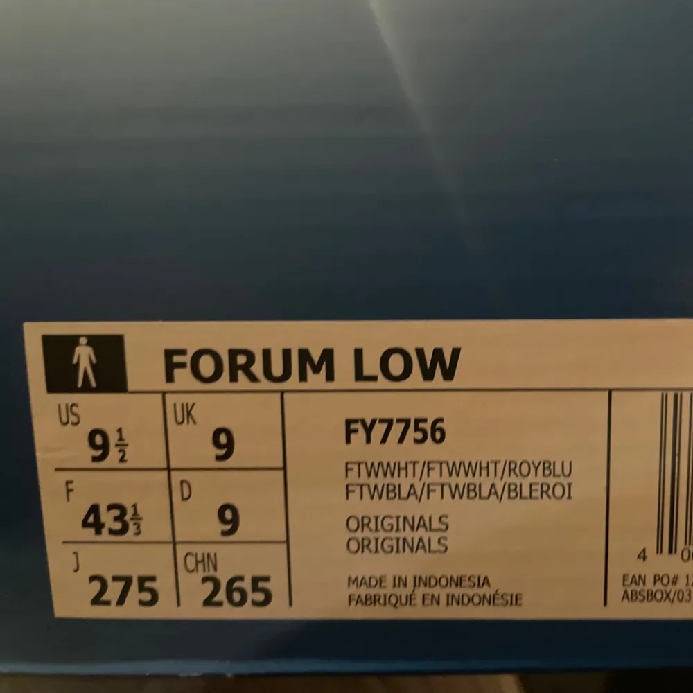 Helt nya oanvända adidas forum low royal blue. Köpte online och skorna är tyvärr för små. Nypris 1099kr.. Skor.