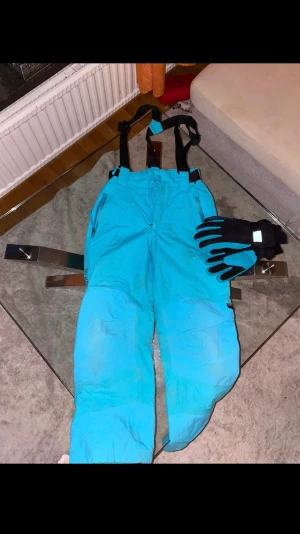 Vinter overall  - Hej säljer overall som funnits i min garderob, försöker nu att passa på och sälja saker som är värt att köpa. Skriv om du är intresserad 