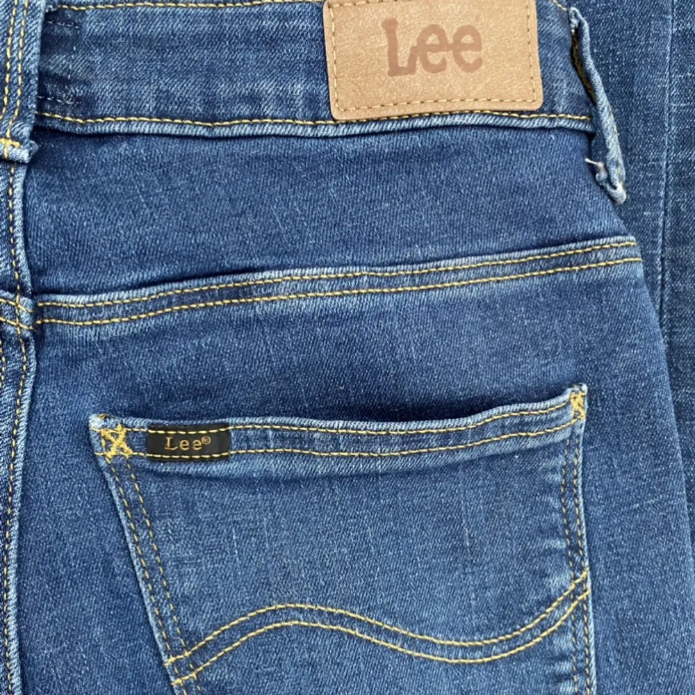 Jag säljer dessa fina lee jeans då jag tyvärr vuxit ur dom. jeansen ”breese boot” i färgen ”Dark Aspen”. Storlek W25 L31 (Xs/S). De har inga tecken på användning. Hör av er för fler bilder och information.💕💕. Jeans & Byxor.