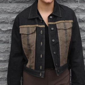 Denimliknande jacka - Köpt second hand utan märke, fina gulddetaljer.  Finns ingen lapp men sitter som en 36/38