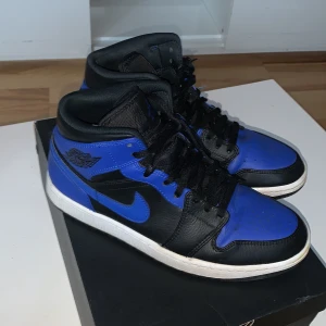 Air Jordan 1 Mid Hyper Royal - Hyper Royals i storlek 43, använda ett par gånger därav lite creasade, men väldigt bra skick.  Köpta på restocks.net för ca 2000kr