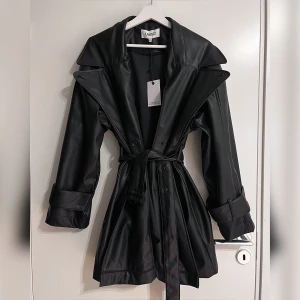 Pu trench coat - Storleken är xs/s men skulle rekommendera den till någon som är M eller kanske L. Den är oversized och blev alldeles för stor för mig som är stl S och 158 lång! Snygga detaljer och bra kvalitet, aldrig använd! Skicka till mig om du har frågor 🤍