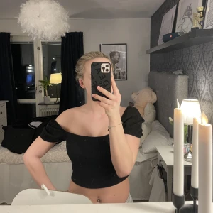 Svart topp - Svart topp som går att använda i många olika tillfällen både som offshoulder och on shoulder som man kan se på första bilden! Storlek S