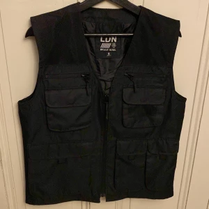 Tactical väst - Svart tactical väst med flertal fickor. Aldrig Använd, bara legat i garderoben.