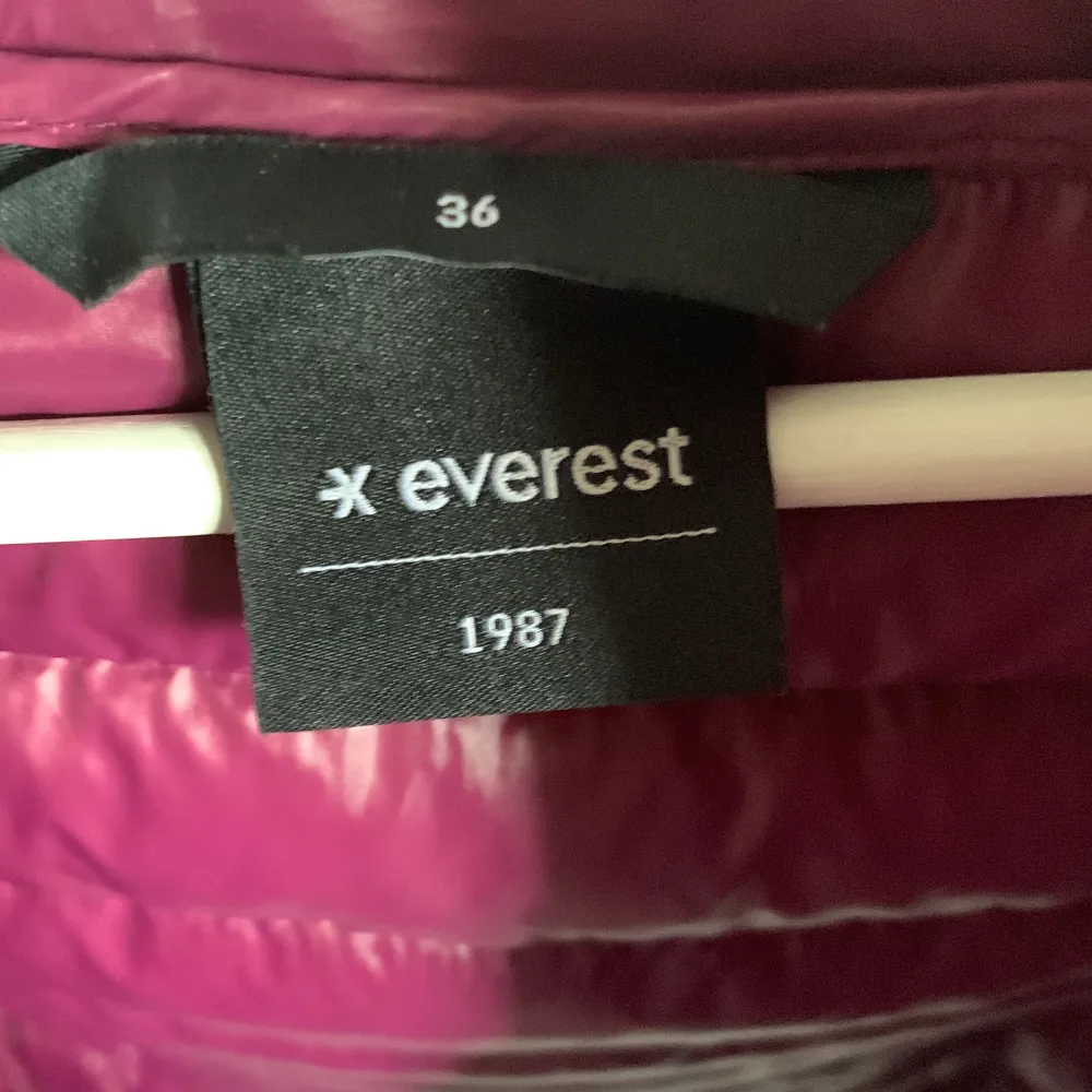 Oanvänd Everest jacka i storlek 36. . Jackor.