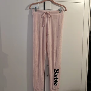 Barbie byxor - Barbie pyjamasbyxor/ mjukisbyxor/ byxor i rosa. De är i storlek 42 men kunde inte hålla mig från att köpa de sista. Jag är storlek xs och de passar mig om man drar åt i midjan på snörerna. Jag har aldrig använt de. Tycket är soft fluffigt. Tjejigt 💘🎀