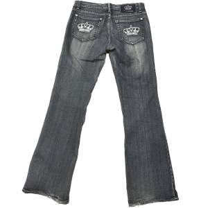Jättefina Victoria Beckham jeans som tyvärr inte kommer till användning längre. För stora på mig som har strl S men funkar med skärp. Midjemått tvärs över: 40 cm Längd: 103 cm innebenslängd: 79 cm ✨möts i Stockholm✨