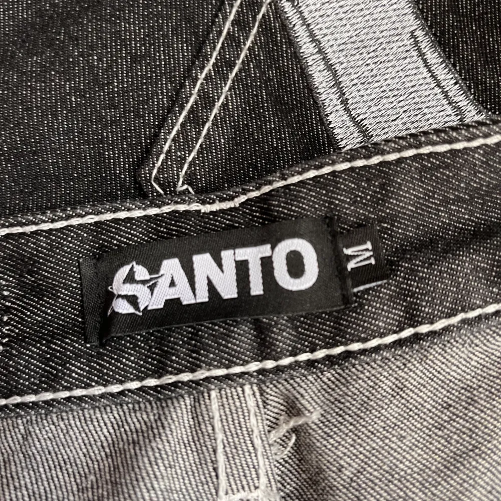 Ett par helt nya X-ray jeans med relaxed fit från hemsidan Santo. Säljer på grund av fel storlek. Storlek: M Nypris: 750 Mitt pris: 550. Jeans & Byxor.