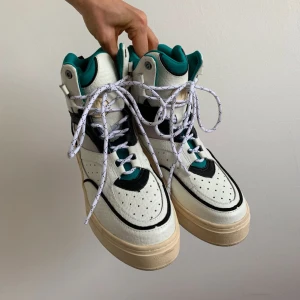 Eytys Lotus  - Ovanliga och snygga sneakers i mycket fint skick.