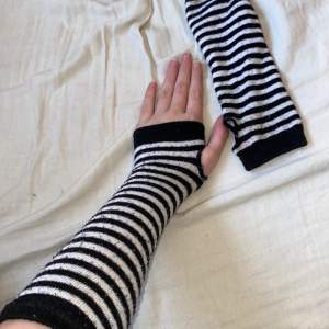 Randiga handskar från SHEIN. Finns matchade knä strumpor till om man vill köpa med det. VID KÖP AV FLERA KLÄDER KONTAKTA MIG FÖRST