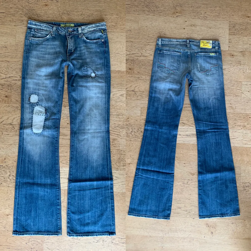 Superfina lågmidjade jeans med patches, slitningar och nice wash, bootcut modell💓MÅTT: midja 80 cm, innerben 85 cm, Jag är 177 cm! Kolla min profil för liknande plagg❣️. Jeans & Byxor.