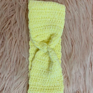 Hårband  - Ett gult mysigt hårband som jag har virkat. (52cm) 🤍 