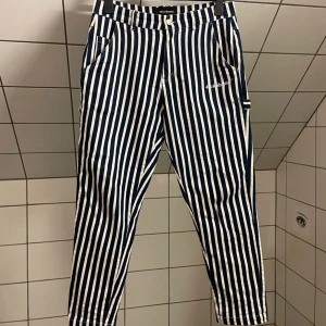 Randiga bomullsbyxor ifrån FNS - FNS New jack pants. Snickarbyxor ifrån ett intressant märke ifrån Los Angeles som heter 40s&shorties. Väldigt sköna byxor, de kostar 1000kr nya och är i mycket gott skick. Skriv för fler bilder eller frågor :)