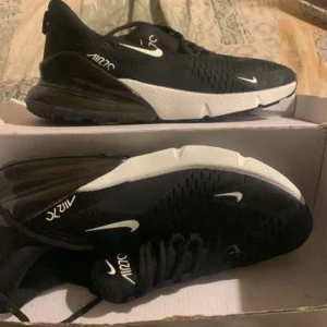 Nike air 270 svart och vit  - Svart och vit 