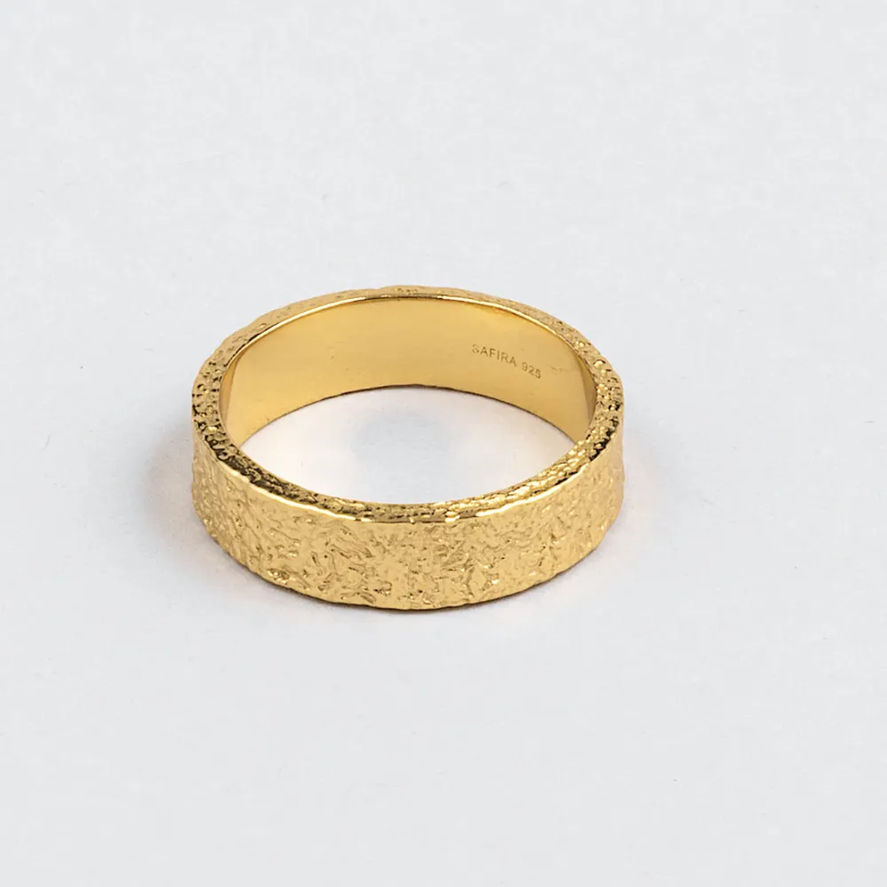 Säljer denna supersnygga ring som passar till allt och är oanvänd från Safira! Tyvärr är den för liten och kommer inte till användning:(. Är i storlek 16 (inre diameter mm) och nypris 549kr, säljer för 400kr😍(sänkt pris till 350kr nu). Accessoarer.