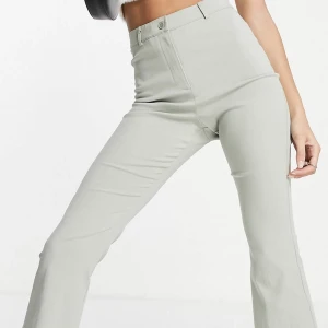 Utsvängda byxor - Ljusgröna utsvängda byxor, skönt tyg och sitter snyggt  Nypris: 439:- Mitt pris: 200:-