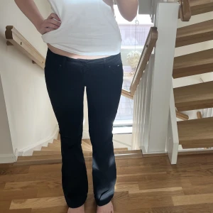 Pepe jeans - Tygbyxor/Jeans från pepe jeans i modelen  ”New pimlico”. Den är flare och midwaist. Byxorna är endast testade och är i storlek 26/32. Ny pris för de är 650kr och jag säljer de för 500kr + frakt