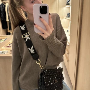 Marc Jacobs PlayBoy Bag Strap - Hejhej!!!! Säljer mitt Marc Jacobs väskband med playboy motiv.  Använd fåtal gånger!!! 🖤