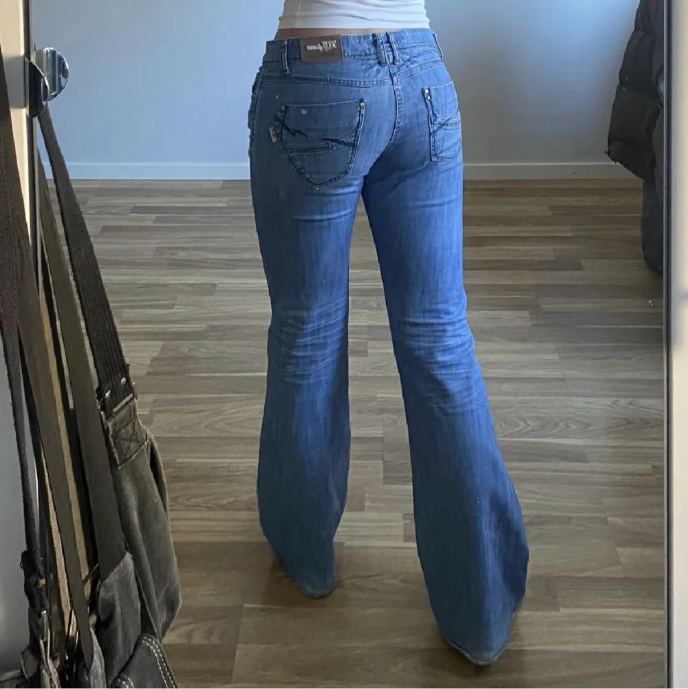 Snygga lågmidjade jeans som tyvärr var för små på mig. Bilder från föra ägaren. Midja ca 87cm runt om. Innerben 79 cm. Passar S/M❤️. Jeans & Byxor.