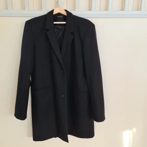 Kappa/Rock svart - Stilig svart rock i mycket fint skick.  Storlek L. 