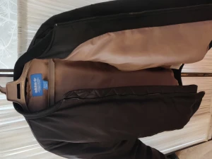 Adidas originals  - Vinterjacka, Använd max 10 gånger. Storlek M. Bombar jacka modell. Inköpt för 1800 kr 