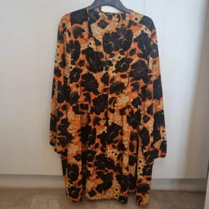 Tunika Monki - Klänning MED FICKOR! Den är stor i storleken men är tänkt att vara oversized. Härligt 70-tals mönster.