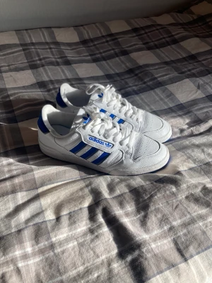 Adidas Continental 80  - Skick 9/10 används Max 3 gånger Säljer pga liten storlek passar 42 eller 41 Nypris 1199