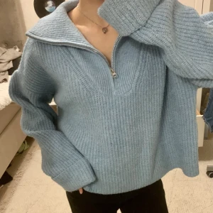 Stickad tröja - Fin stickad tröja från bikbok med halfzip🌸storlek XL, har själv XS-S så den sitter oversized på mig!