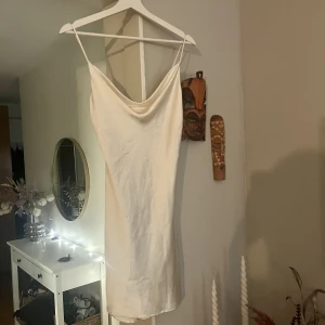 Fin klänning  - Superfin klänning i strl 34, perfekt sommarklänning verkligen men är tyvärr inte min stil längre. Endast använd 1 gång💕
