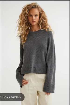 Stickad tröja kashmir - Slutsåld Grå stickad tröja i 100% kashmir från H&M. 