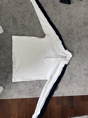 Calvin Klein tröja - En nice Calvin tröja. Inga defekter förutom en liten fläck på vänstra ärmen. Priset kan diskuteras. Medium. Passar som small