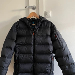 Varm dunjacka för Vintern - Varm och praktiskt dunjacka. Håller värmen och vattentålig. Använd enstaka tillfällen. Stor i storleken!