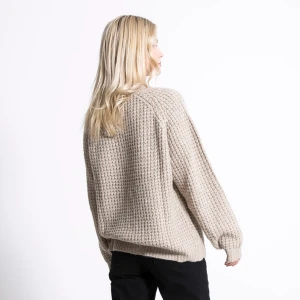 Stickad tröja beige  - En beige stickad tröja ifrån lager 157. Den är knappt använd då den är för stor. Original priset är 150kr. Fin och mysig nu på hösten.