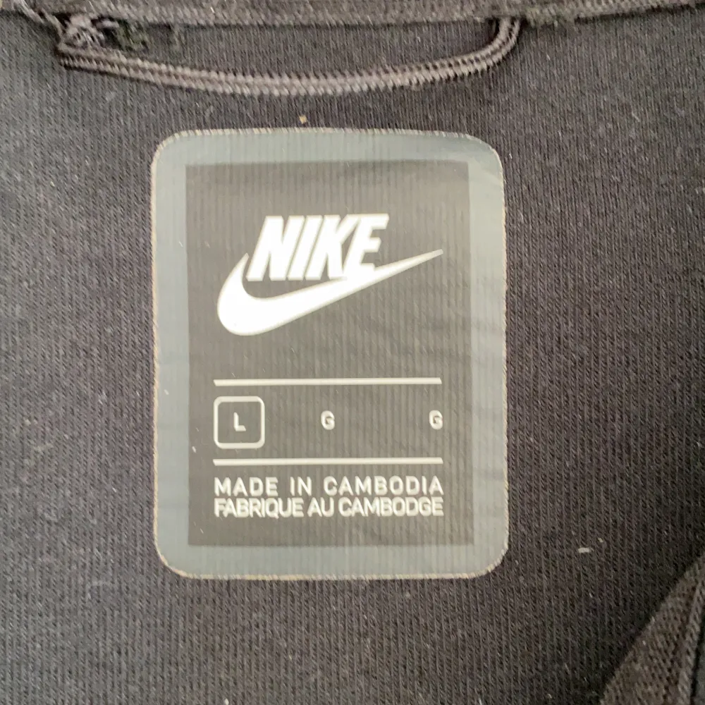 Tjena! Säljer nu min Nike tech fleece i svart i storlek L då den aldrig kommer till användning. Den är 8/10 skick och priset kan diskuteras och kan även mötas upp i malmö/vellinge. Tröjor & Koftor.